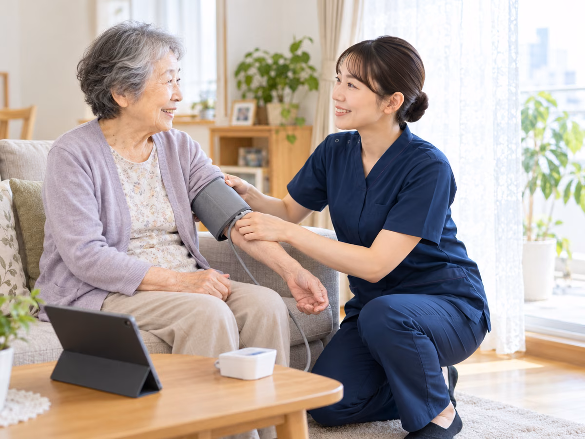 訪問先でケアを行うkainaluの看護師