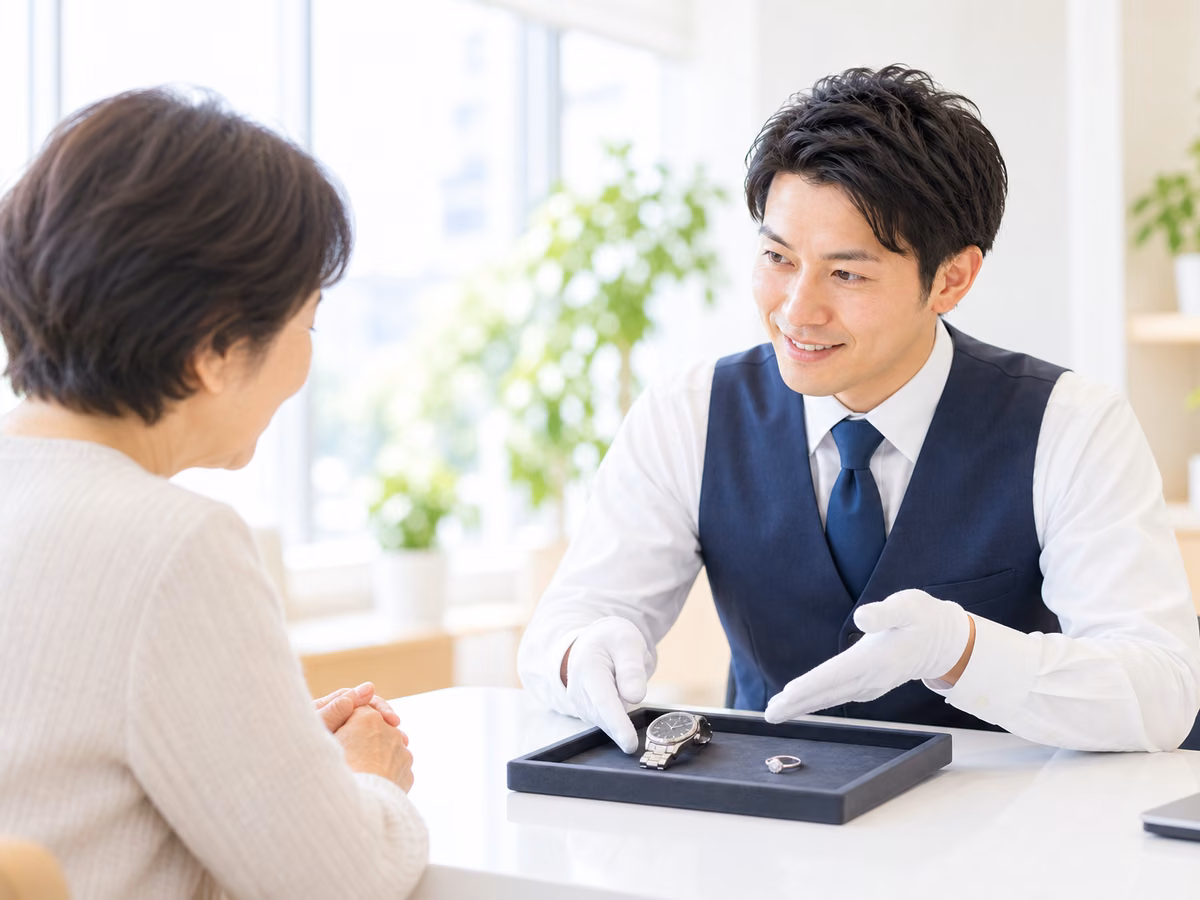おたからや戸塚店で査定を行う買取スタッフ