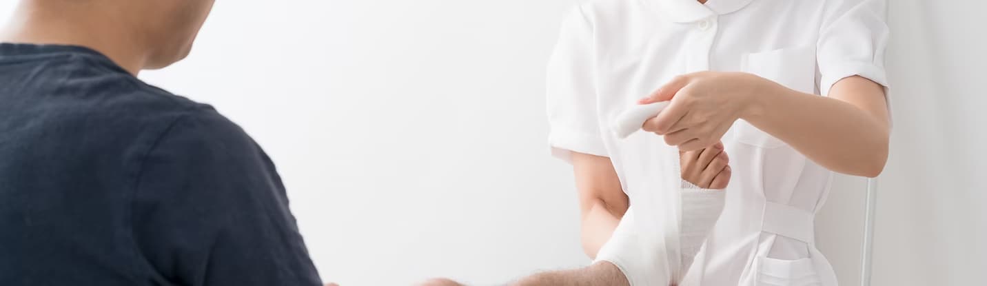 包帯を巻く看護師